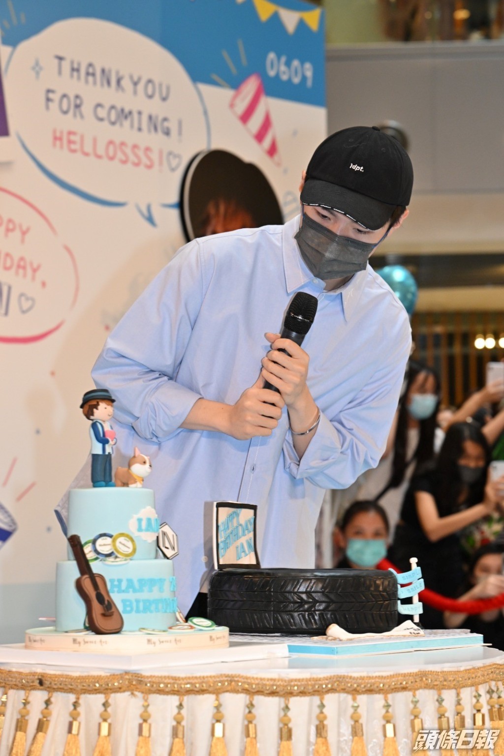 有兩個生日蛋糕。